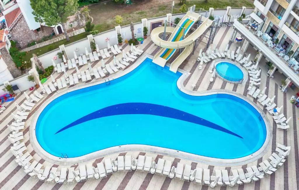 گلدن راک بیچ مارماریس